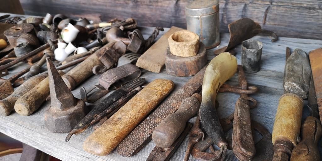 alte Werkzeuge und Utensilienalte Werkzeuge und Utensilien