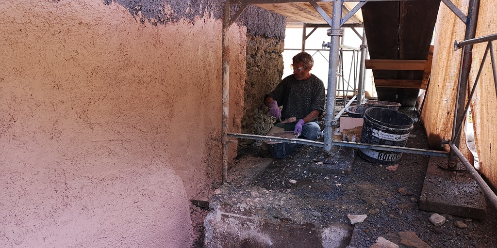 Stefan wirft Dämmputz im Sockelbereich an